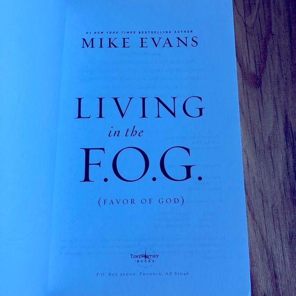 LIVING IN THE F.O.G. (Favor of God) by Mike Evans Christian Book NEW - Picture 3 of 11